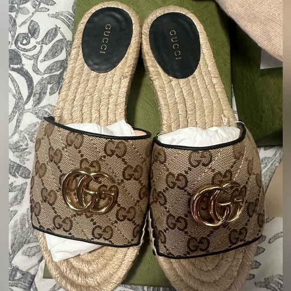 Authentic- Women Gucci Sandals Like NEW!! - Picture 2 of 6